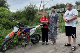 Родители оштрафованы за катание 10-летнего мальчика на питбайке у железной дороги