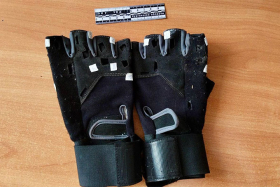 Поединок без правил: Мужчина в спортивных перчатках расправился с соперником из-за ревности