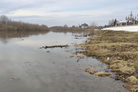 Уровень воды в реке Исеть выше нормы на 2 метра