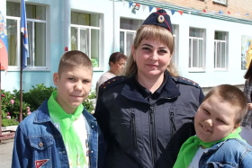 Полицейские Шадринска поздравили воспитанников детского дома с началом лета