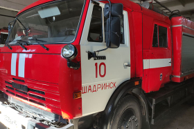 В Шадринске горел легковой автомобиль